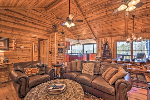 Rustic Cabin w/ Hot Tub: 2 Mi to Unicoi State Park Haus in Helen