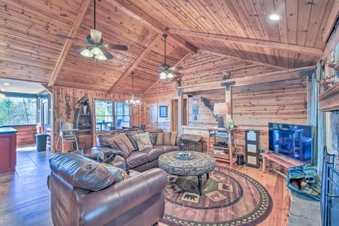 Rustic Cabin w/ Hot Tub: 2 Mi to Unicoi State Park House in Helen