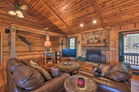 Rustic Cabin w/ Hot Tub: 2 Mi to Unicoi State Park Maison in Helen