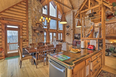 Boone Cabin w/ Deck, Hot Tub, & Mountain Views! House in Watauga