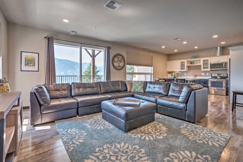 Modern Manson Condo w/ Pool & Lake Chelan Views! Apartment in Manson