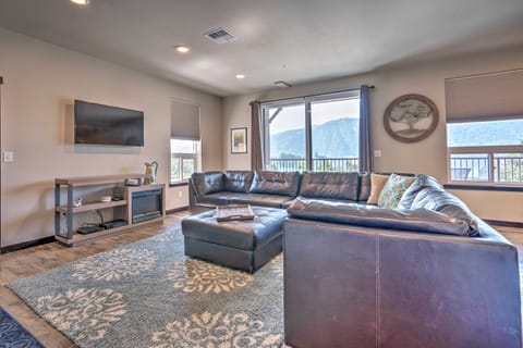 Modern Manson Condo w/ Pool & Lake Chelan Views! Apartment in Manson