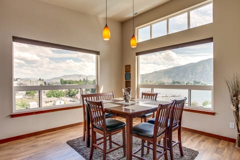 Marvelous Manson Condo, Steps to Lake Chelan Beach Apartment in Manson