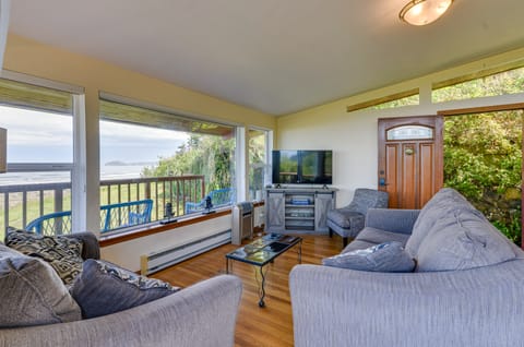 McKinleyville Getaway w/ Hot Tub & Ocean Views! Casa in McKinleyville