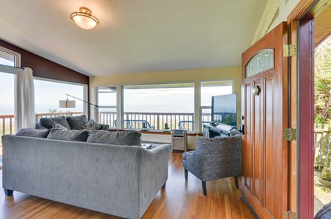 McKinleyville Getaway w/ Hot Tub & Ocean Views! Casa in McKinleyville