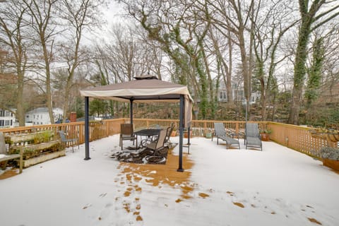 Charming Saugatuck Condo w/ Private Deck + Grill! Apartment in Saugatuck