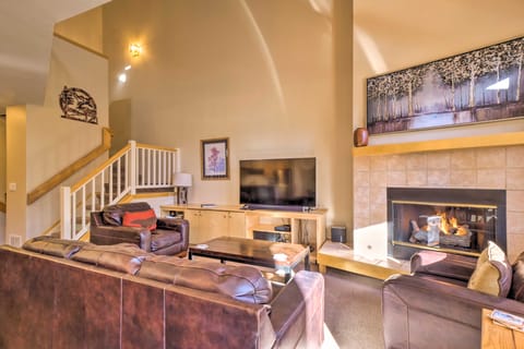 'Chimney Ridge' Townhome w/ Hot Tub: Walk to Lifts Apartment in Breckenridge