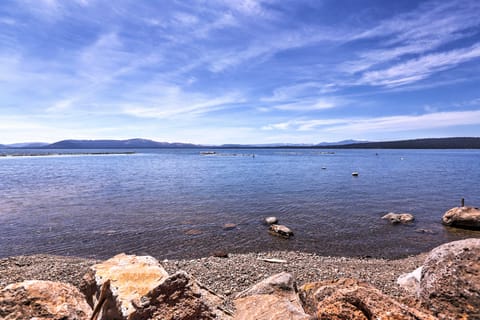 Rustic Retreat w/ Deck: Steps From Lake Almanor! Casa in Lake Almanor