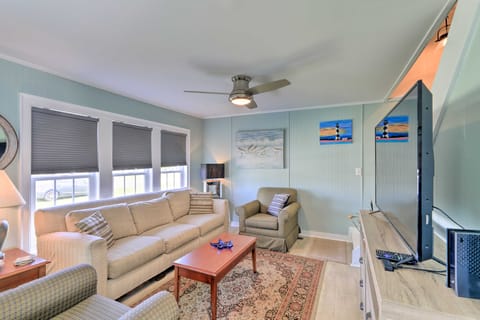 Charming Cottage < ½ Mile to Atlantic Beach! Cottage in Atlantic Beach