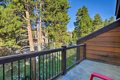 Breck Townhome w/ Balcony: Walk to Ski Lifts! Apartment in Breckenridge