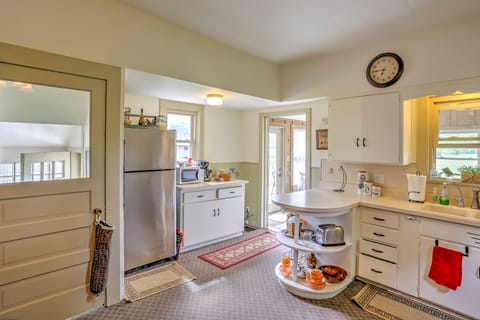 Historic Ottawa Lake House: Deck, Barn + 96 Acres! House in Ohio