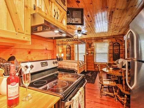 Deck & Hot Tub: Log Cabin Sevierville Studio! Apartment in Pigeon Forge