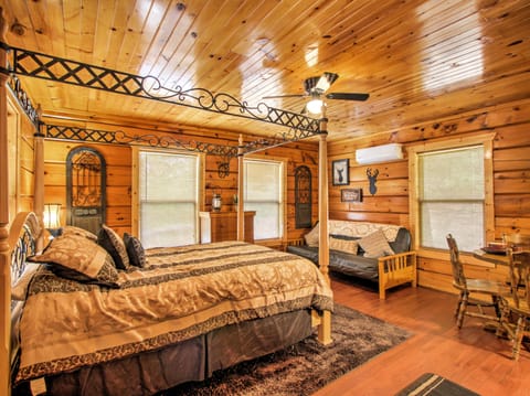 Deck & Hot Tub: Log Cabin Sevierville Studio! Apartment in Pigeon Forge