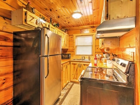 Deck & Hot Tub: Log Cabin Sevierville Studio! Apartment in Pigeon Forge