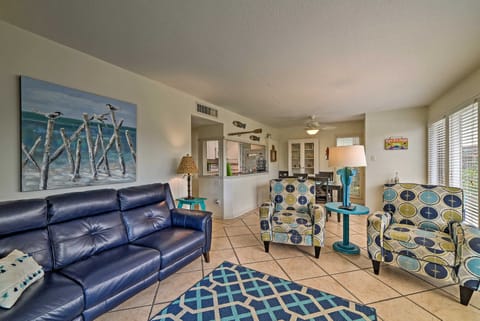 Breezy Corpus Christi Condo w/ Deck + Fishing Dock Condominio in North Padre Island