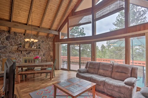 Black Hills Hideaway w/ Wraparound Deck & Hot Tub! Maison in North Lawrence