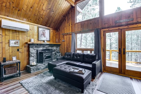 Modern Black Hills Cabin w/ Loft & Wraparound Deck House in West Pennington