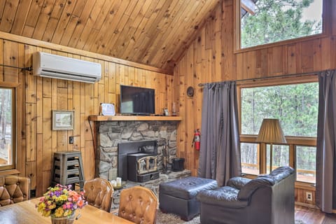 Modern Black Hills Cabin w/ Loft & Wraparound Deck House in West Pennington