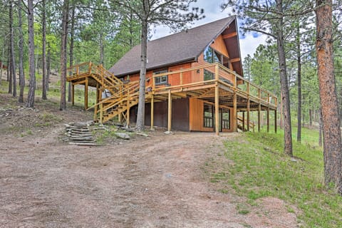Modern Black Hills Cabin w/ Loft & Wraparound Deck House in West Pennington