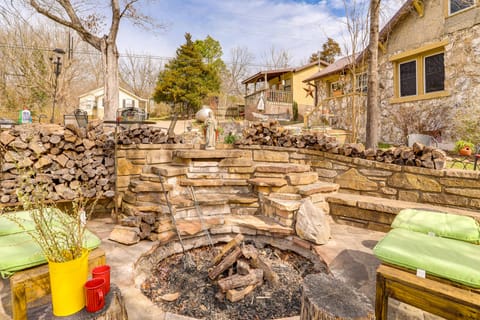 Historic 'Hardy House' on Main Street w/ Fire Pit! House in Hardy