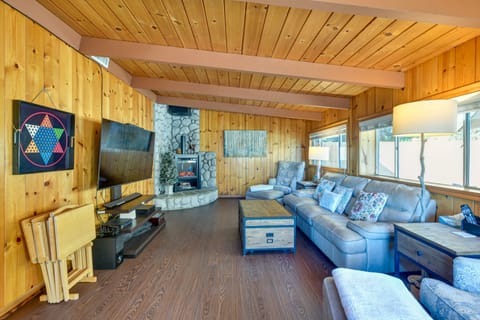 Stunning Idyllwild Home w/ Private Hot Tub & Decks House in Idyllwild-Pine Cove