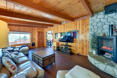 Stunning Idyllwild Home w/ Private Hot Tub & Decks House in Idyllwild-Pine Cove