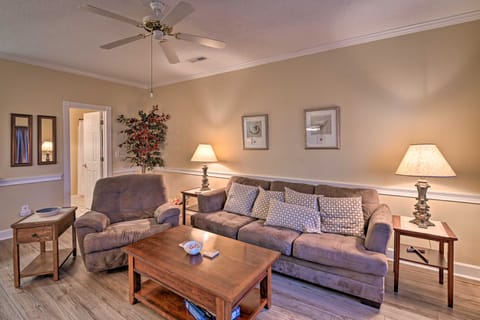 Charming Condo w/ Pool on Myrtlewood Golf Course! Condominio in Carolina Forest
