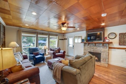 Waterfront Monticello Home w/ Fire Pit & Deck! House in Indiana