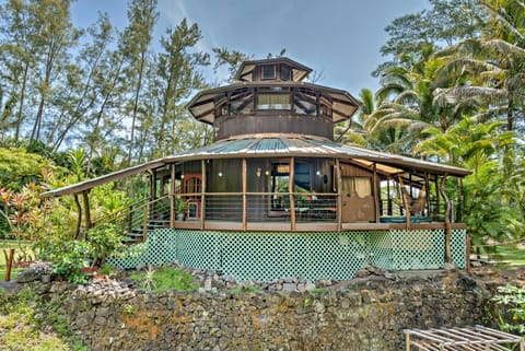 Tropical Cabana w/ Deck, Hot Tub & Lush Scenery! House in Hawaiian Paradise Park