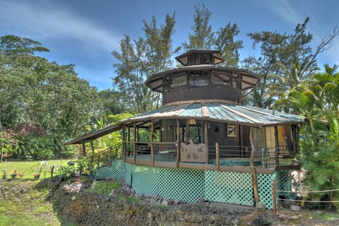 Tropical Cabana w/ Deck, Hot Tub & Lush Scenery! House in Hawaiian Paradise Park