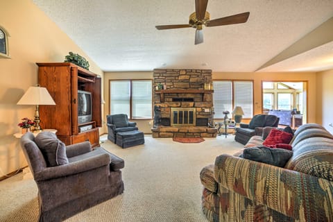 Spacious Modern Home w/ Patio + Golf Course View! Casa in Carroll County
