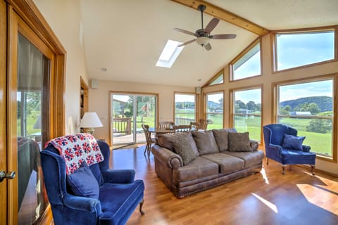 Spacious Modern Home w/ Patio + Golf Course View! Casa in Carroll County