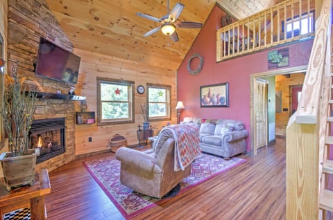 Scenic 'Fox Ridge Cabin' on 4 Acres w/ Hot Tub! Casa in Qualla
