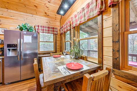 Cozy Couples Getaway w/ Hot Tub: 'Fox Ridge Cabin' House in Qualla