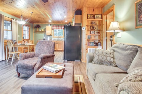 Charming 'Fox Den' Cabin in Whittier w/ Hot Tub! House in Qualla