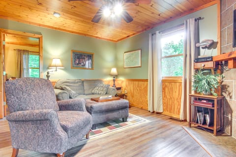 Charming 'Fox Den' Cabin in Whittier w/ Hot Tub! House in Qualla