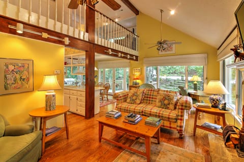 'Smallwood' Cute Highlands Home w/ Screened Porch! Casa in Highlands