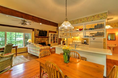 'Smallwood' Cute Highlands Home w/ Screened Porch! Casa in Highlands
