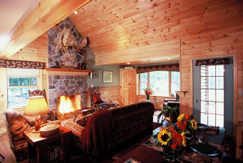 Upscale Fryeburg Cabin: Hot Tub + Billiards Table! Casa in Conway