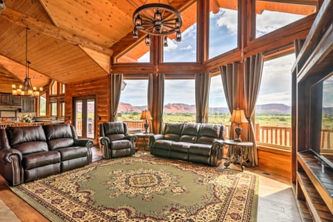 Dreamy Kanab Cabin w/ Hot Tub & Panoramic Views! House in Kanab