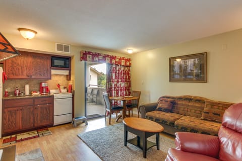 Bear-Sighting Condo: Walk to Downtown Gatlinburg! Apartment in Gatlinburg