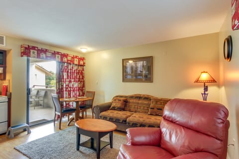 Bear-Sighting Condo: Walk to Downtown Gatlinburg! Apartment in Gatlinburg