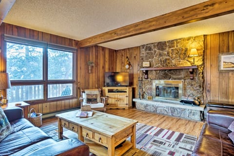 'Peaceful Pines' Estes Park Home: Longs Peak View House in Estes Park