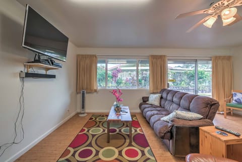 Updated Home w/ Screened-In Porch 5 Mi to Hilo Bay House in Hilo