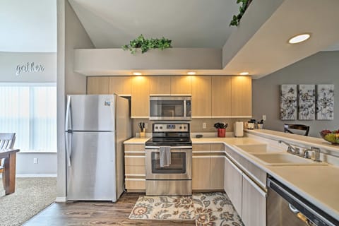 3 Mi to 76 Strip: Condo w/ Hot Tub Access! Apartment in Branson