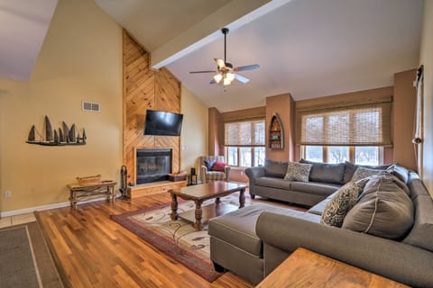 Chalet-Style Albrightsville Home w/ Games & Deck! Haus in Tunkhannock Township