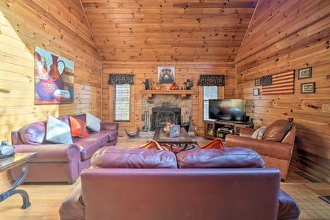 Inviting Sevierville Cabin w/ Deck & Hot Tub! Haus in Sevierville