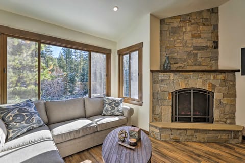 Walk to Ski Shuttle: Truckee Condo! Apartment in Northstar Drive