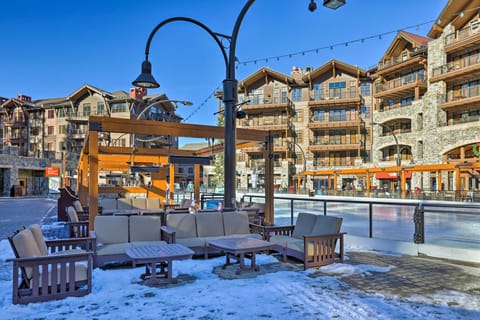 Walk to Ski Shuttle: Truckee Condo! Apartment in Northstar Drive