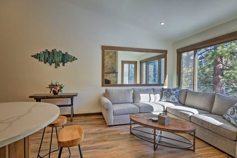 Walk to Ski Shuttle: Truckee Condo! Apartment in Northstar Drive